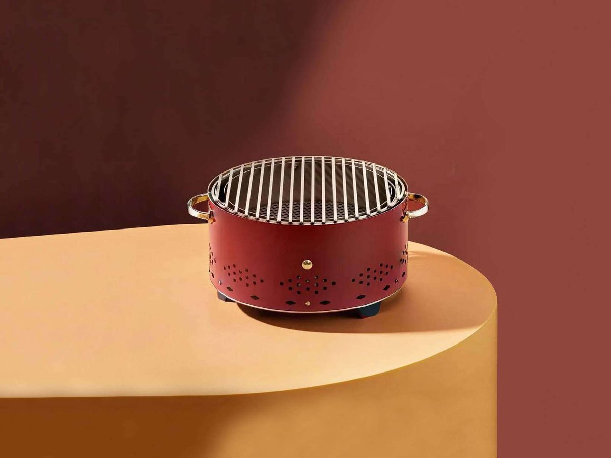 Grille de barbecue ronde posée sur une table